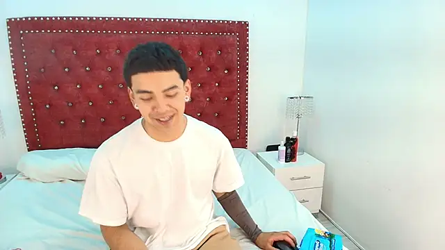 Snapshot of Jaden_and_sofia chatting on 07/31/26, 02:44 Jaden and sofia online show from 07/31/26, 02:44