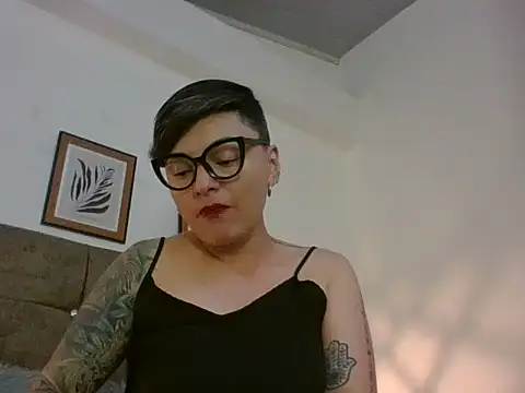 Snapshot of kat_paradise chatting on 04/25/26, 02:14 kat paradise online show from 04/25/26, 02:14