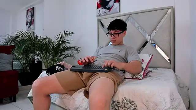 Snapshot of Liam_saint chatting on 02/24/26, 12:25 Liam saint online show from 02/24/26, 12:25