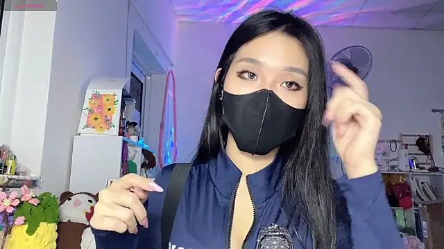 Snapshot of Tieu-May chatting on 05/10/26, 12:10 Tieu-May online show from 05/10/26, 12:10