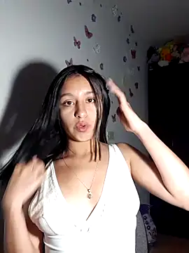 Snapshot of Vania-07 chatting on 03/17/26, 03:33 Vania-07 online show from 03/17/26, 03:33