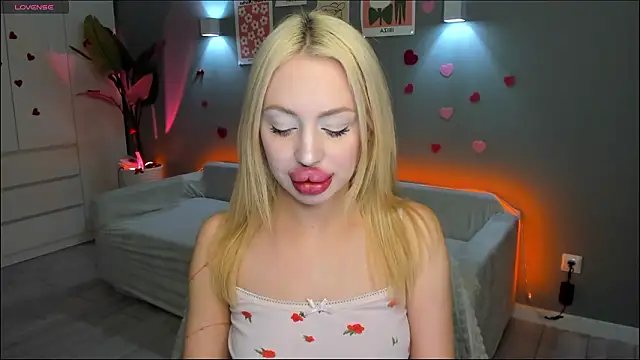 Luna Beverly online show from 02/22/26, 08:18