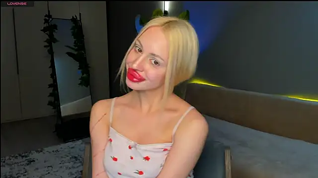 Luna Beverly online show from 03/23/26, 08:02