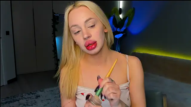 Luna Beverly online show from 03/30/26, 08:32