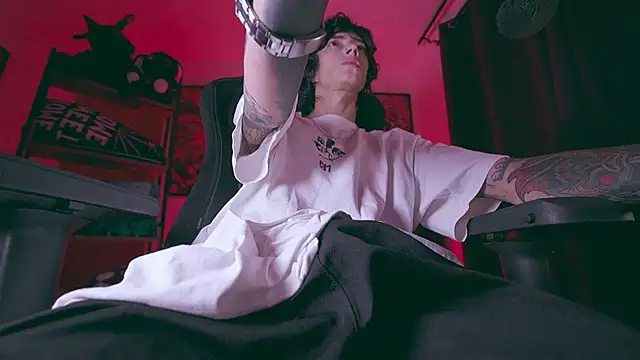 Snapshot of Olliver___y chatting on 02/27/26, 03:17 Olliver y online show from 02/27/26, 03:17