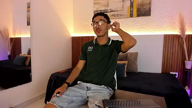 Julian Dark  online show from 02/06/26, 10:57