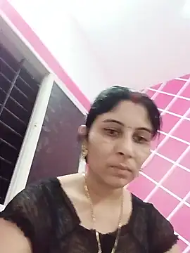Snapshot of Hot_ree85 chatting on 05/20/26, 04:29 Hot ree85 online show from 05/20/26, 04:29