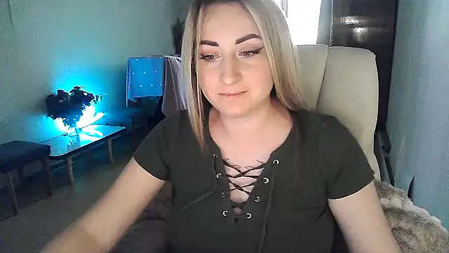 Snapshot of FoxyAnn12 chatting on 05/05/26, 12:46 FoxyAnn12 online show from 05/05/26, 12:46