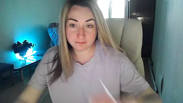 Snapshot of FoxyAnn12 chatting on 05/06/26, 11:48 FoxyAnn12 online show from 05/06/26, 11:48