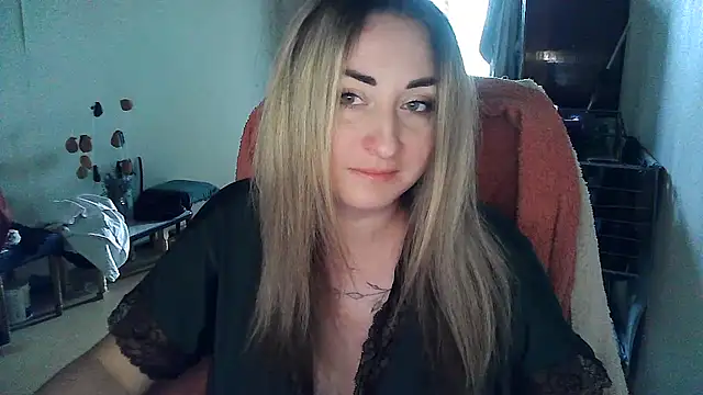 Snapshot of FoxyAnn12 chatting on 07/26/26, 05:15 FoxyAnn12 online show from 07/26/26, 05:15