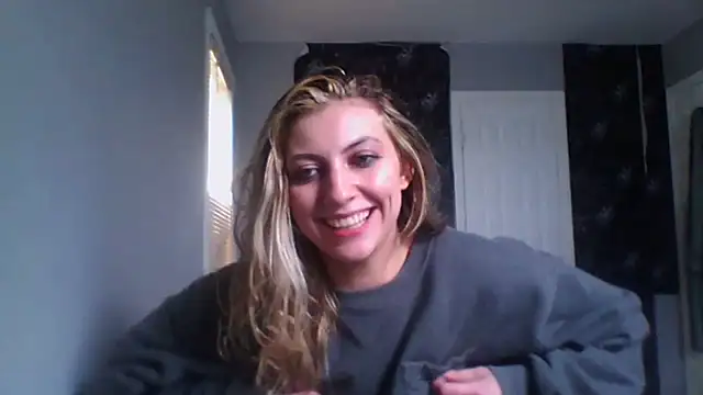 Snapshot of KellyKardashian chatting on 04/18/26, 06:34 KellyKardashian online show from 04/18/26, 06:34