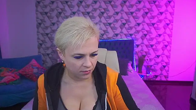 Snapshot of CrystalVibe chatting on 05/31/26, 05:37 CrystalVibe online show from 05/31/26, 05:37