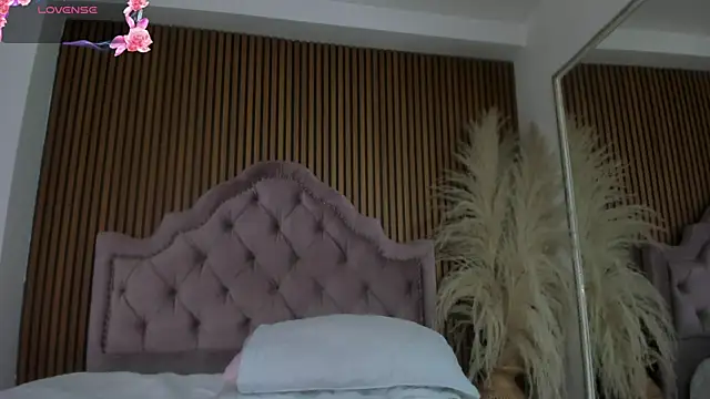 Violett hott  online show from 04/21/26, 12:22