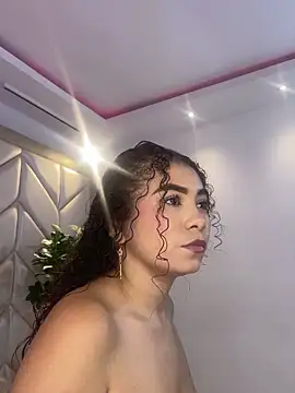 Snapshot of CamilaCastillo chatting on 06/20/26, 12:41 CamilaCastillo online show from 06/20/26, 12:41