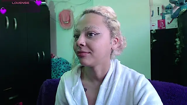 Snapshot of maddiie chatting on 01/18/26, 03:27 maddiie online show from 01/18/26, 03:27