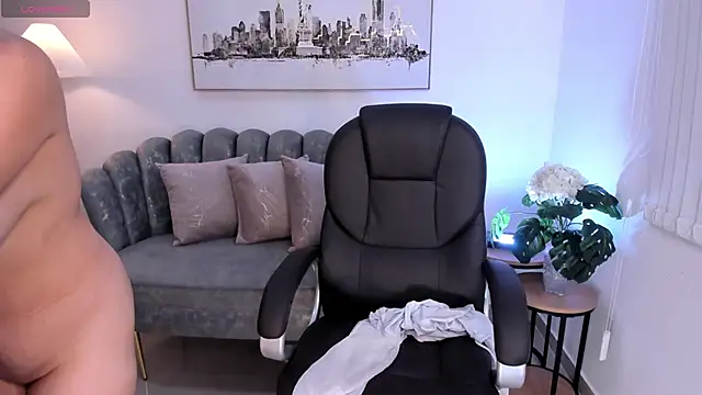 thiara scarlet  online show from 02/24/26, 08:18