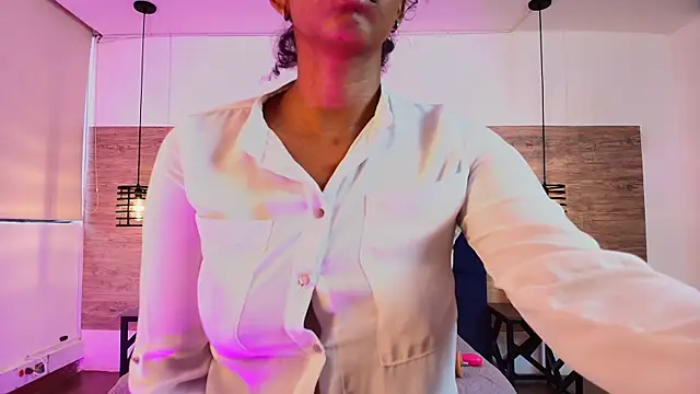 Snapshot of Ellie-Alves chatting on 06/18/26, 05:06 Ellie-Alves online show from 06/18/26, 05:06