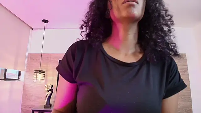Snapshot of Ellie-Alves chatting on 07/17/26, 01:51 Ellie-Alves online show from 07/17/26, 01:51