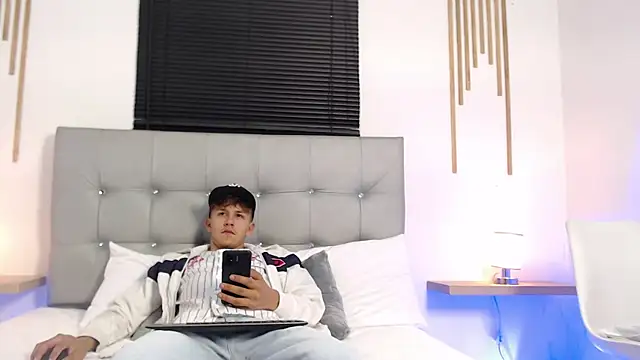 Snapshot of johnny_blake_ chatting on 02/06/26, 04:39 johnny blake online show from 02/06/26, 04:39