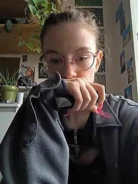 Snapshot of Shy_Bamby chatting on 06/17/26, 03:35 Shy Bamby online show from 06/17/26, 03:35