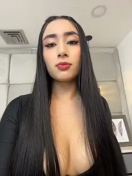 Snapshot of IvonneOwen chatting on 06/18/26, 02:45 IvonneOwen online show from 06/18/26, 02:45