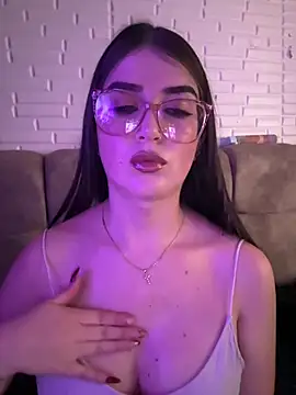 Snapshot of moon0626 chatting on 04/13/26, 02:33 moon0626 online show from 04/13/26, 02:33