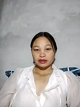Snapshot of miray- chatting on 05/21/26, 01:18 miray- online show from 05/21/26, 01:18