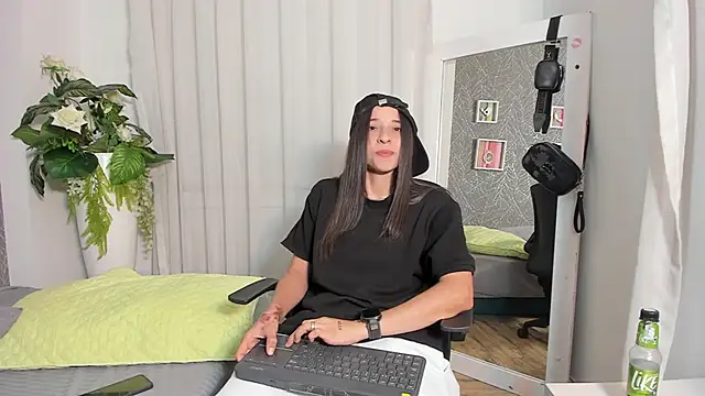 ViictoriiaSaenz online show from 04/22/26, 05:21