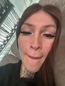 lizz lunna online show from 04/21/26, 03:39