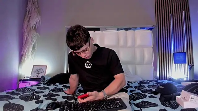 Roger And Ramona online show from 04/19/26, 12:48