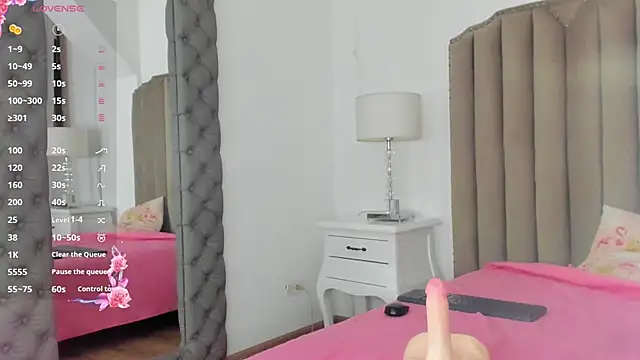 paulina lux online show from 04/11/26, 07:45