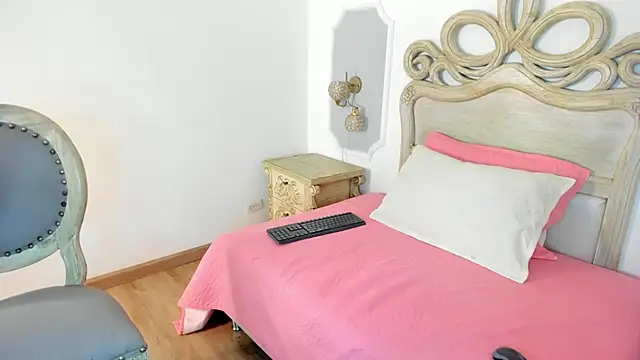 paulina lux online show from 04/18/26, 07:58