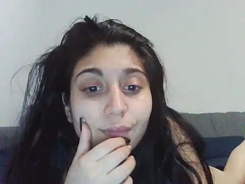 Snapshot of Roxanamadia chatting on 02/08/26, 11:30 Roxanamadia online show from 02/08/26, 11:30