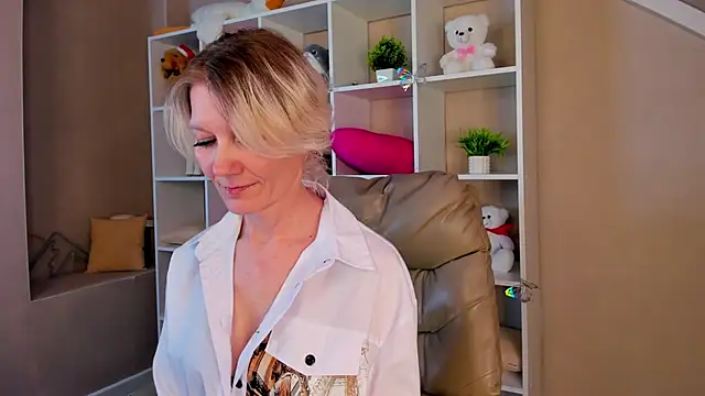 Julie Lucas online show from 03/07/26, 08:22