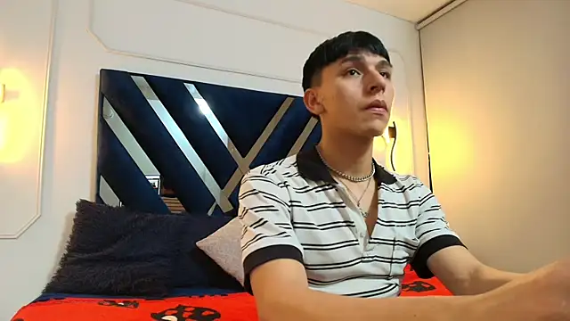 Alexander Collinss online show from 02/05/26, 03:33