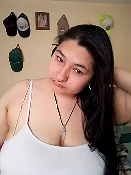 Snapshot of LauraHorny69 chatting on 06/26/26, 02:43 LauraHorny69 online show from 06/26/26, 02:43