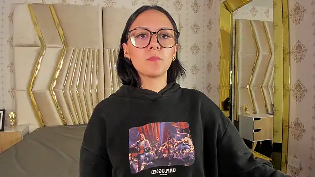 Snapshot of NiccolleHall chatting on 02/14/26, 01:35 NiccolleHall online show from 02/14/26, 01:35