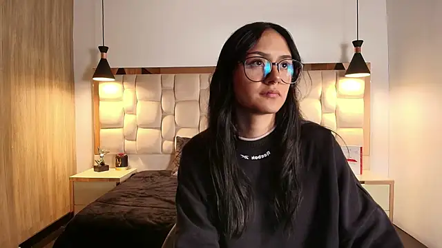 Snapshot of NiccolleHall chatting on 02/25/26, 01:32 NiccolleHall online show from 02/25/26, 01:32