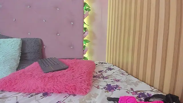 lovely  kiss   online show from 04/16/26, 09:39