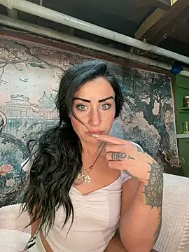 Snapshot of valayan0ire chatting on 01/15/26, 03:44 valayan0ire online show from 01/15/26, 03:44