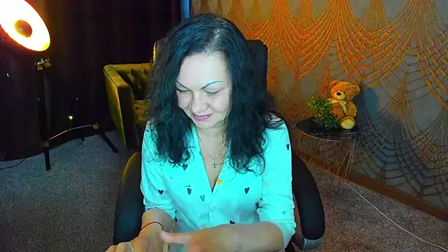 Snapshot of IrissMoon chatting on 05/13/26, 05:27 IrissMoon online show from 05/13/26, 05:27
