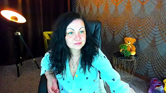 Snapshot of IrissMoon chatting on 05/20/26, 04:13 IrissMoon online show from 05/20/26, 04:13
