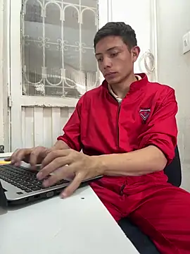 Snapshot of santiObrero chatting on 04/27/26, 08:29 santiObrero online show from 04/27/26, 08:29