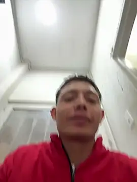 Snapshot of santiObrero chatting on 05/11/26, 04:04 santiObrero online show from 05/11/26, 04:04