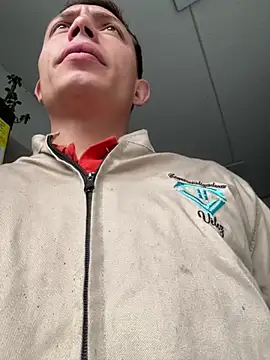 Snapshot of santiObrero chatting on 05/13/26, 03:20 santiObrero online show from 05/13/26, 03:20