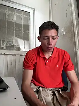 Snapshot of santiObrero chatting on 06/25/26, 02:54 santiObrero online show from 06/25/26, 02:54
