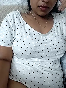 Hot-Tinaa online show from 04/05/26, 01:47