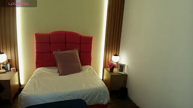 IvonneRoss  online show from 04/07/26, 11:54