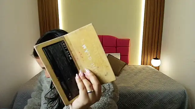 IvonneRoss  online show from 04/21/26, 11:49