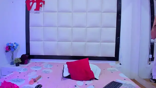 Catalinna 03 online show from 04/18/26, 07:51